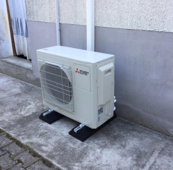 Unité extérieure Mitsubishi Electric en toit-terrasse à Marseille (13011) — plots antivibratiles et cheminement sécurisé