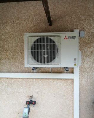 Console Mitsubishi Electric installée dans une chambre à Marseille (13012) — mise en service et réglages confort